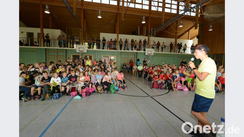 Wie in einer echten Pressekonferenz beantwortet Olympiasieger Eric Frenzel die Fragen der Kinder zu seiner sportlichen Laufbahn, erzählt aber auch über sein privates Umfeld wie beispielsweise über die Haustiere. bey