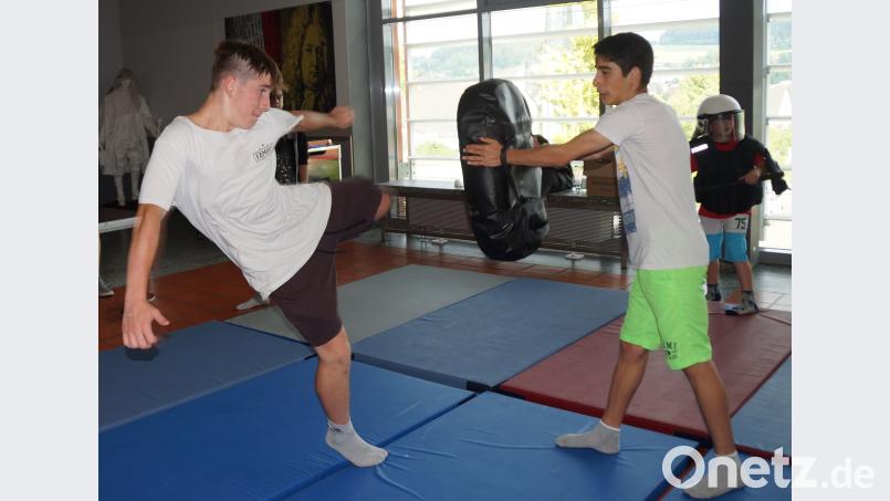 Selbstverteidigung oder Kickboxtraining, das die Bundespolizei anbot, wurde von den Schülern gerne ausprobiert. weu