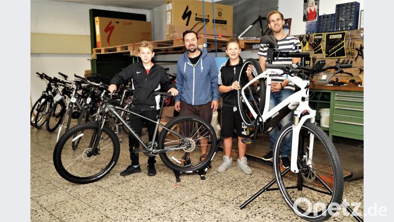 Für die Aktion „Dein Tag für Afrika“ Engagierte sich Sebastian Wilmann und Junior Ludwig Fritsch war gleich dabei. Eine Praktika machte Nico Zitzmann von der Altenstädter Mittelschule. Mit im Bild Mitarbeiter Ludwig Wagner (von links).. arw