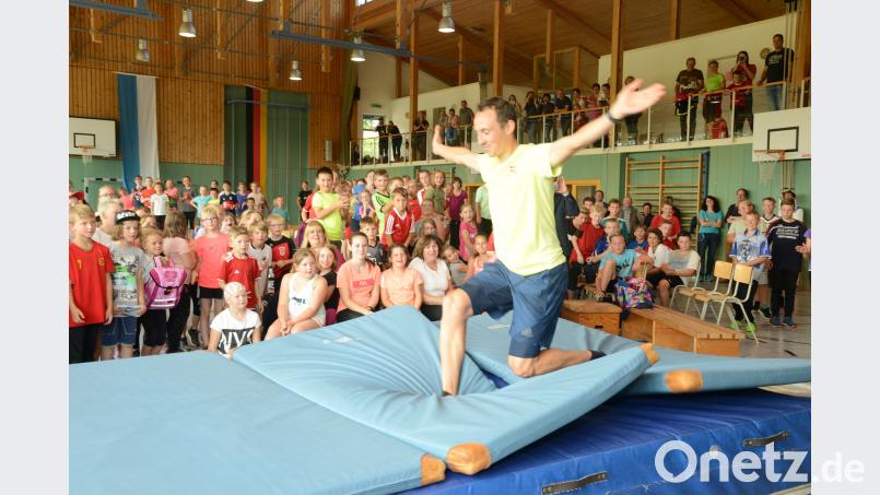 Einen Olympiasieger-Telemark gabs zum Abschluss der Pressekonferenz in der Turnhalle. bey