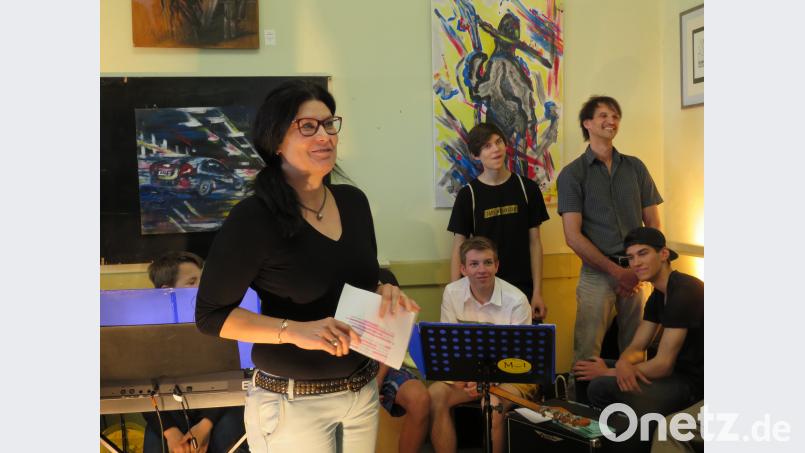 Die Familie Dick (Inge Dick vorne, Ehemann Carsten Dick hinten Mitte und die SöhneLevii li. und Moses re.zeigt in einem Nebenraum des Alten Bahnhofs eine Gemeinschaftsausstellung mit Titel &quot;Perspektiven&quot;.. Inge Dick erklärt zur Vernissage am Sonntag die Beweggründe. Nach einer Ausstellung im Kunsthaus sei es an der Zeit, wieder mehr von sich hören zu lassen, so die Künstlerin. Die Familie Dick möchte nach einer künstlerischen Pause nun regelmäßig Kunst zeigen. Zu sehen sind Malereien ebenso wie Fotografien und Skulpturen. Im Alten Bahnhof können die Werke täglich von 10 bis 22 Uhr bis Sonntag, wo um 17 Uhr die Fiinissage stattfindet, besichtigt werden. Baumer, Ulla Britta [UBB] (<a href=