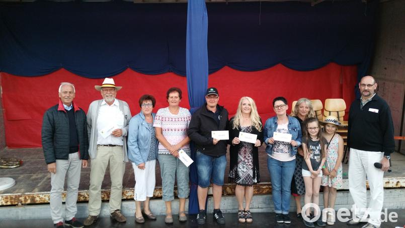 Gewinner der Tombola: von links Bürgermeister Peter König, Karl Lenhard (Haupttreffer), Assistentin Erni Bühl (Vierte von rechts)  und Anton Buschette (rechts). hkö