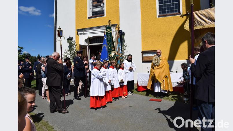 Zum Abschluss der  Prozession erteilte Pfarrer Hans Spitzhirn den Gläubigen den eucharistischen Segen. bnr