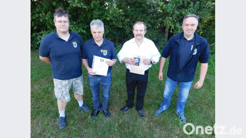 Der Vorsitzende des Soldaten- und Kameradschaftsvereins, Marcus Köppel (links), und Kreisvorsitzender Thomas Semba würdigen die Verdienste von Volker Lehner und Bernhard Walter (von rechts). hai