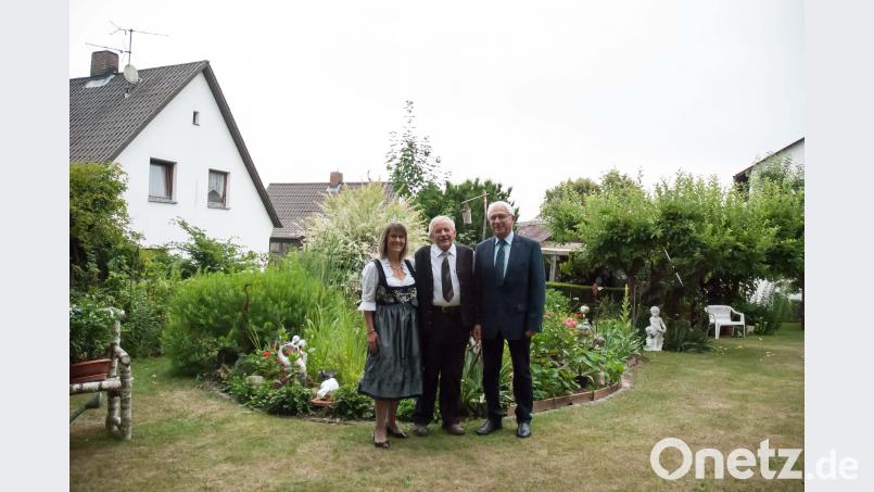 Der Zweite Bürgermeister Kurt Koppmann gratulierte Franz Obermeier zum 80. Geburtstag. Beide   stehen zusammen mit Ehefrau Karla Obermeier vor dem Gartenteich. Bild: cfd