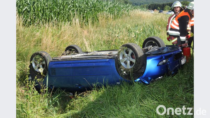 Das Auto des 18-Jährigen landete auf dem Dach im Graben. gf