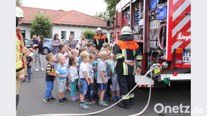 Neugierig begutachteten die Mädchen und Jungen das Löschfahrzeug. den