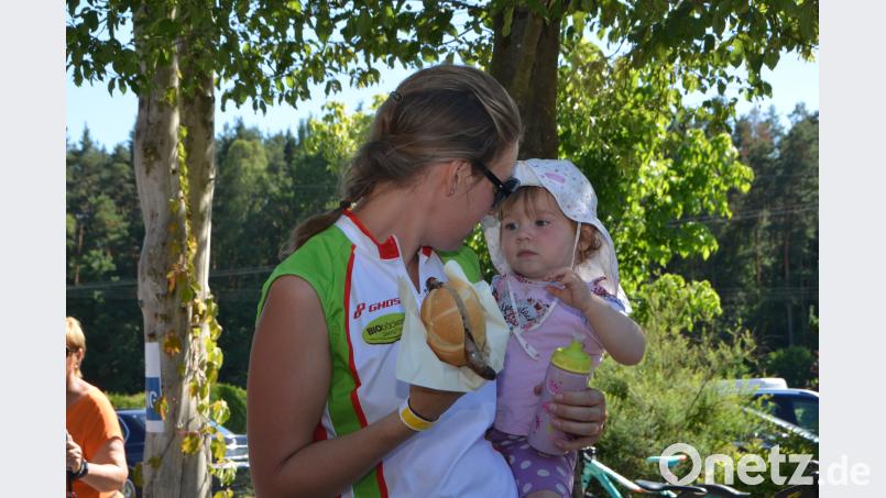 Radeln macht hungrig. Ella Sperber aus Windischeschenbach war mit ihren 14 Monaten die jüngste Teilnehmerin im Anhänger ihrer Eltern. dob