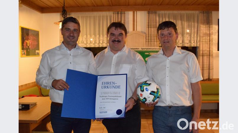 Albert Kellner (Mitte), der Vorsitzende des Bayerischen Fußballverbandes übergibt eine Ehrenurkunde  an die beiden TSV-Vorsitzenden Christian Koch (links) und Martin Lederer  (rechts). WKU