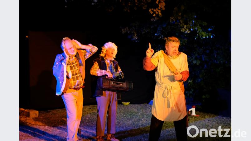 LTO-Regisseur Till Rickelt lässt beim „Sommernachtstraum“  im „Speinsharter Zauberwald“ einen Reigen der Gefühle als derbes Durcheinander amüsant über die Freilichtbühne wirbeln.  Liebe, immer wieder die Liebe heißt es bei den Protagonisten Hermia und Lysander, Demetrius, Helena, Hermia, Theseus, Hippolyta, Oberon und Titania.  Szenen  auf  „bairisch“ erheitern zusätzlich. do