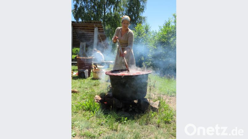 Im brodelnden Topf wird nicht etwa Suppe gekocht. Die "Köchin" rührt ihren Stoff um, den sie im großen Gefäß mit Krapp rot einfärbt. ubb
