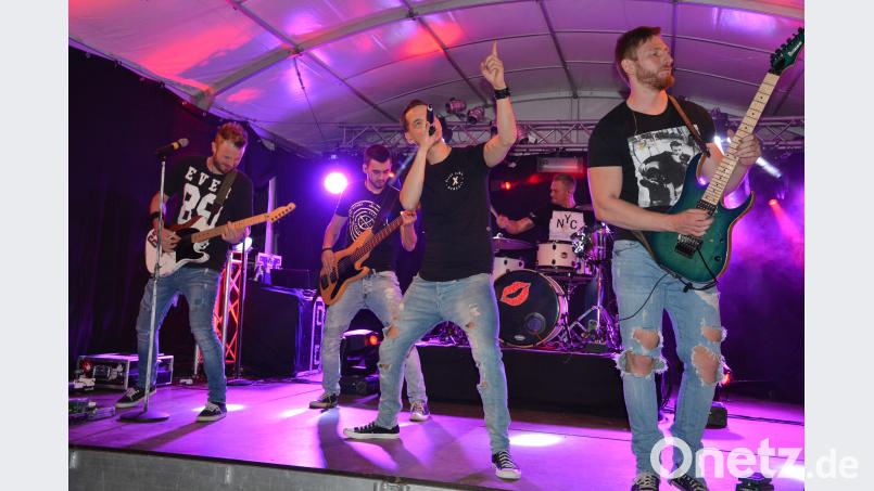 Die Party-Rock-Band „Lipstick“ (Bild) spielte am Samstagabend bei „Rock in Staaz“ in der Dorfmitte von Großensterz auf. Lautstark, aber auch musikalisch auf ansprechenden Niveau, heizten sie dem überwiegend jungen Publikum musikalisch ein. jr