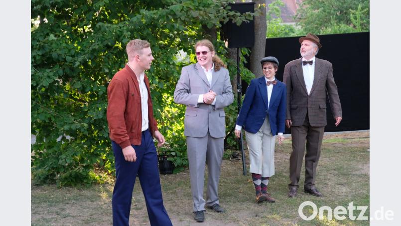 LTO-Regisseur Till Rickelt lässt beim „Sommernachtstraum“  im „Speinsharter Zauberwald“ einen Reigen der Gefühle als derbes Durcheinander amüsant über die Freilichtbühne wirbeln.  Liebe, immer wieder die Liebe heißt es bei den Protagonisten Hermia und Lysander, Demetrius, Helena, Hermia, Theseus, Hippolyta, Oberon und Titania.  Szenen  auf  „bairisch“ erheitern zusätzlich. do