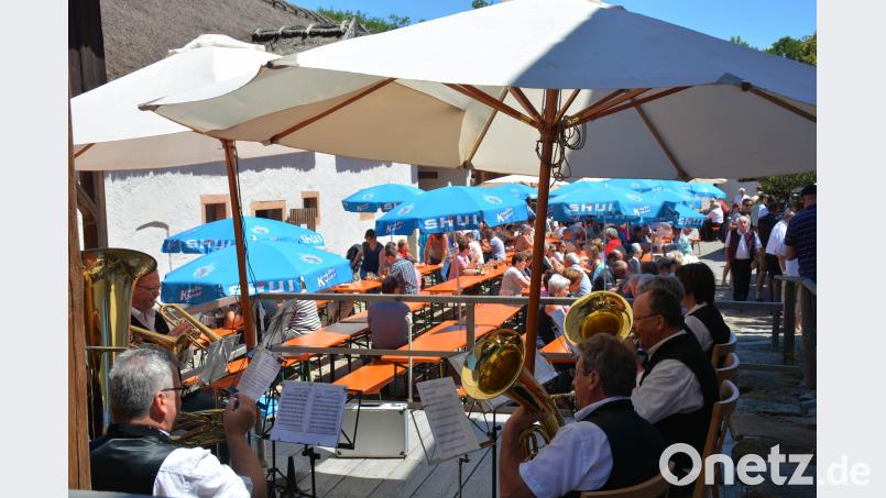 Die "Nabburger Musikanten" spielten für ihr  begeistertes Publikum zünftige Blasmusik. eya