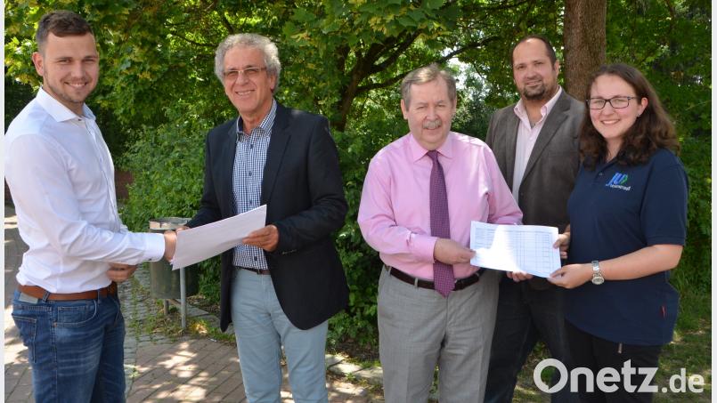 Die JU-Vorsitzenden Maximilian Kallmeier (links), Paula Herrmann und Christian Stöcker (von rechts) überreichen an Mittelschulrektor Alfons Raab (Zweiter von links) und Realschuldirektor Andreas Meier (Dritter von rechts) die Liste mit freien Ausbildungsplätzen für das Jahr 2019. dob