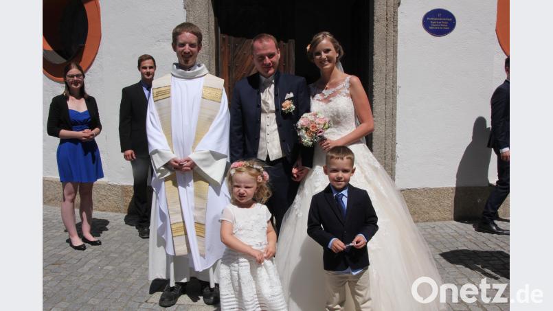 Corinna und Tobias Hecht mit Kaplan Andreas Schinko nach dem Verlassen der Kappl-Kirche. kro