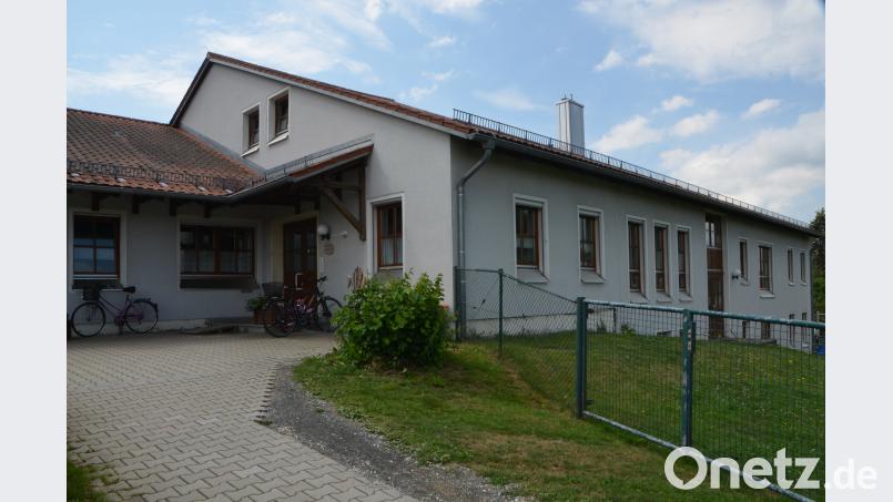 An dieser Hausseite wird ein kleiner Anbau errichtet. Dadurch erhält der Kindergarten ein "neues Gesicht". dob