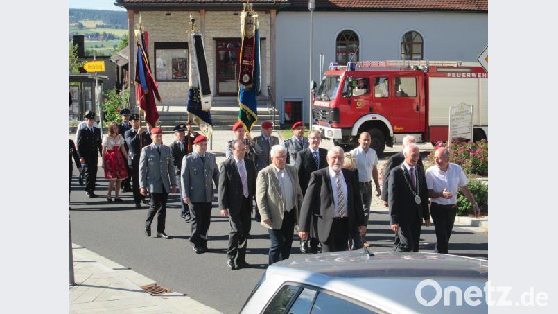 Kirchenzug mit vorne von links: 3. Bürgermeister  Karl Lenhard, Bürgermeister  Peter König und 2. Bürgermeister  Dr. Günther Fütterer. hkö