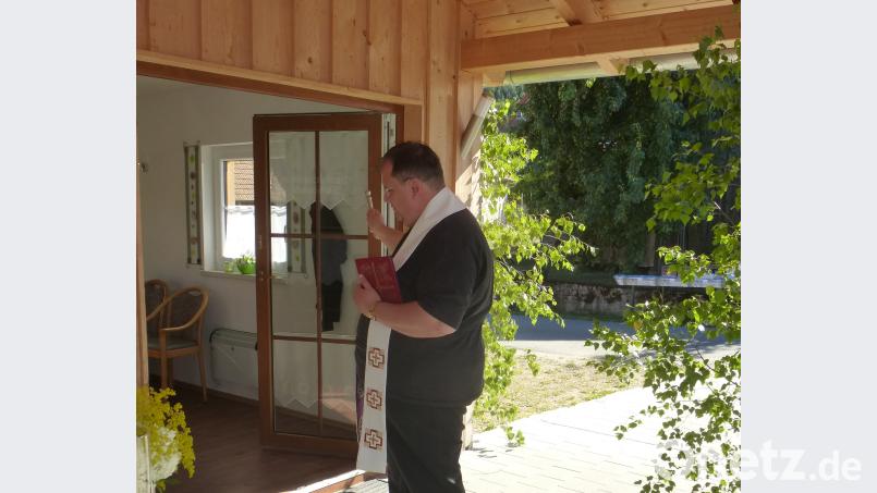Ein festlicher Moment zum Abschluss der Dorferneuerung in Schönau: Pfarrer Markus Urban erteilte der Dorfscheune den kirchlichen Segen. mad