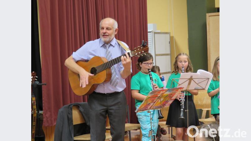 Für einen derart schönen Grund wie die Einweihung einer Schulsanierung greift Schulleiter Ulrich Sangl auch gerne zur Gitarre. UBB