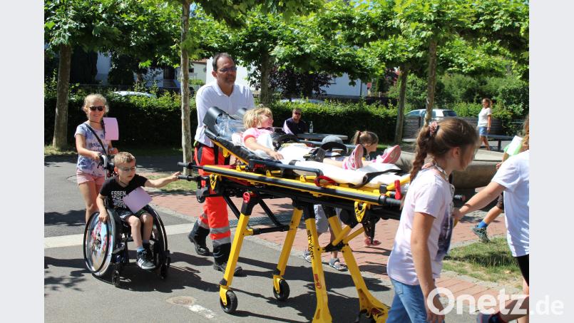 Auf dieser Trage liegt man normalerweise nicht gerne – beim Schulfest schon! mri