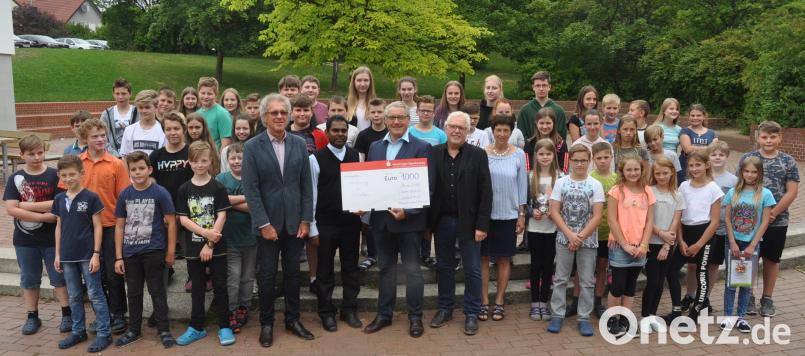 Die Pfalzgraf-Friedrich-Mittelschüler übergeben 1000 Euro an den Verein "Hoffnung für Menschen". dob