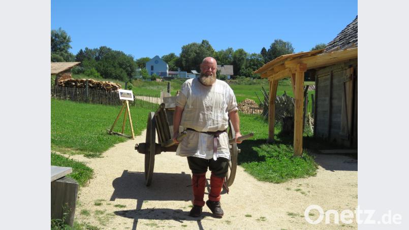 Während die Besucher sich gemütlich umsahen, arbeiteten die mittelalterlichen Darsteller im Geschichtspark Bärnau am Wochenende fleißig. Schließlich war es ihr Part, den Gästen zu zeigen, wie die Slawen einst lebten und werkten. ubb