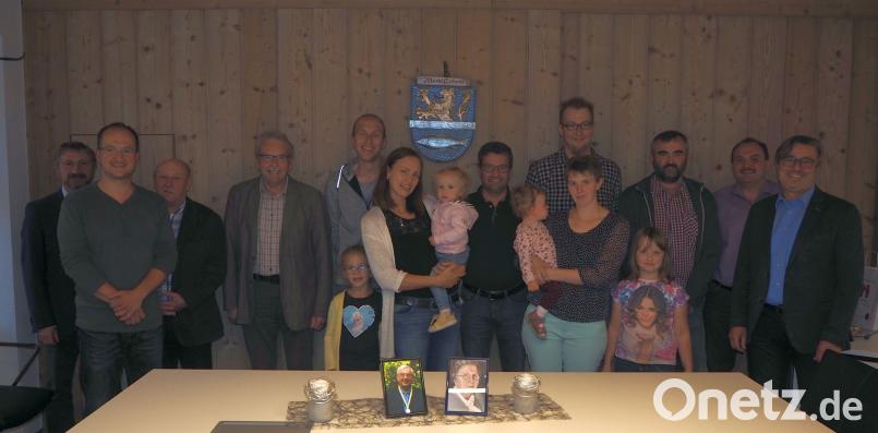 Die Stiftungsrat der "Betty-undHanns-Zierer-Stiftung" vergibt an fünf Eltern eine Zuwendung von insgesamt 2200 Euro. gz