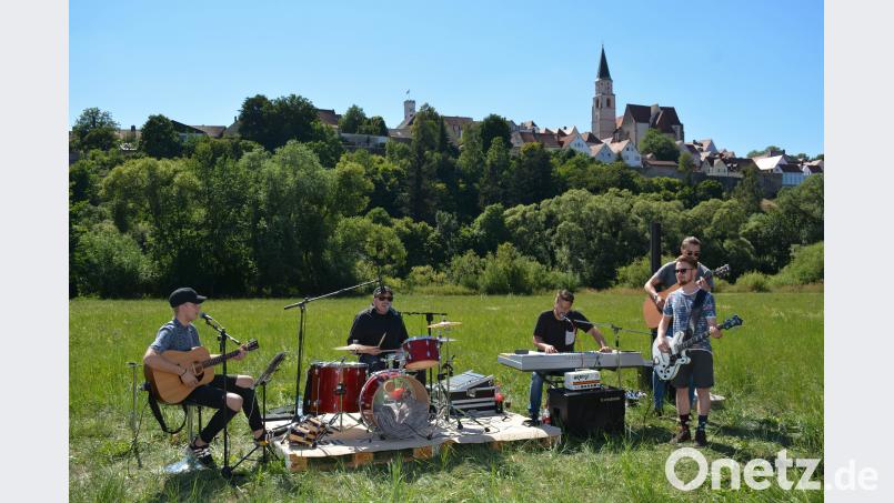 Musikalisch verwöhnte die Musikgruppe „Jagdclub 1908“ die Gäste mit Cover-Songs vor der Nabburger Stadtsilhouette. Bild: eya