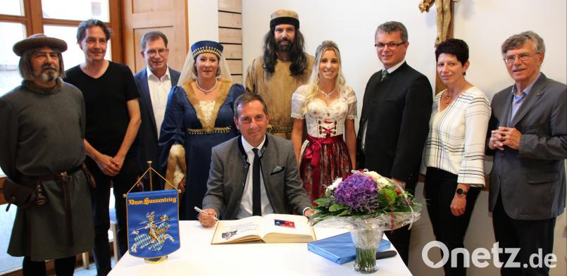 Als Festspiel-Schirmherr durfte sich Raiffeisenbank-Vorstand Thomas Stalla ins Goldene Buch der Stadt eintragen. Seine Unterschrift verfolgen (von rechts) Festspiel-Ehrenvorsitzender Theo Männer, die Bürgermeister Margit Reichl und Martin Birner, Ehefrau Stefanie, das Pfalzgrafenpaar, CSU-Fraktionssprecher Klaus Zeiser, Regisseur Cornelius Gohlke und Festspiel-Vorsitzender Helmut Mardanow. Mardanow