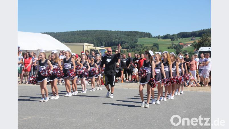 Die Athleten marschierten durch das Spalier der „Silverstars“ in die Arena ein. Fröhlich, Christof [FRD] (<a href=