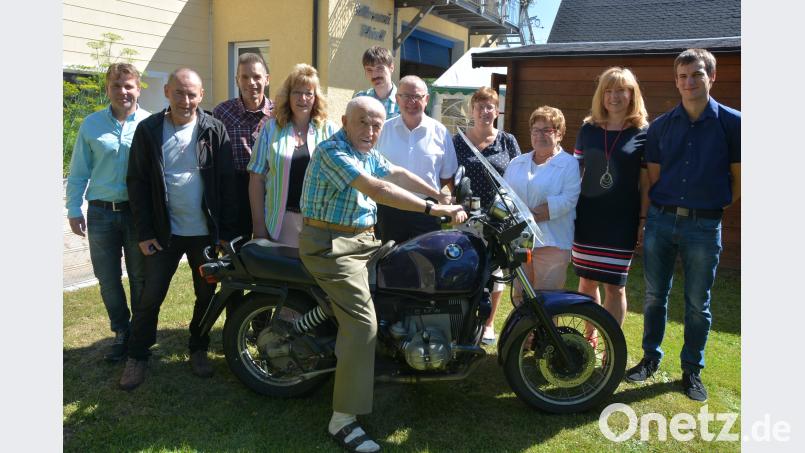Rudolf Heindl (sitzend) feierte am Sonntag seinen 80. Geburtstag. Platz nahm er auf seinem Lieblingsmotorrad, einer BMW, mit der er bereits 261000 Kilometer zurückgelegt hat. Mit dabei waren (von links) Marc-Andre Grundl (SV Pechbrunn), Winfried Wohlrab (Feuerwehr), Sohn Reiner, Tochter Gelinde, Enkel Martin, Bürgermeister Ernst Neumann, Birgit Wohlrab (Schützenverein), Gudrun Spitzl (Pfarrei Herz Jesu), Tochter Jutta und Enkel Stefan. jr