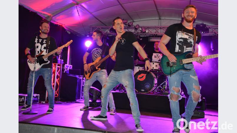 Die Party-Rock-Band „Lipstick“ (Bild) spielte am Samstagabend bei „Rock in Staaz“ in der Dorfmitte von Großensterz auf. Lautstark, aber auch musikalisch auf ansprechenden Niveau, heizten sie dem überwiegend jungen Publikum musikalisch ein. jr