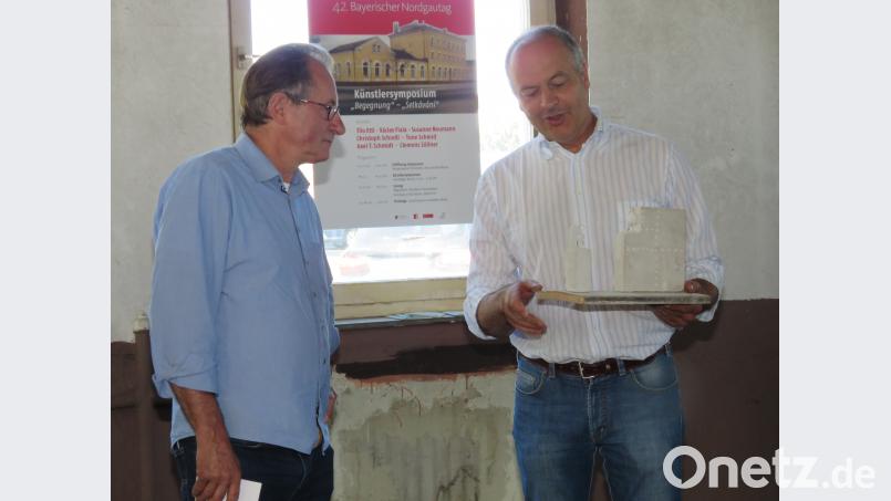 Tilo Ettl (re.) zeigt Wigg Bäuml ein Modell seiner Idee. Baumer, Ulla Britta [UBB] (<a href=