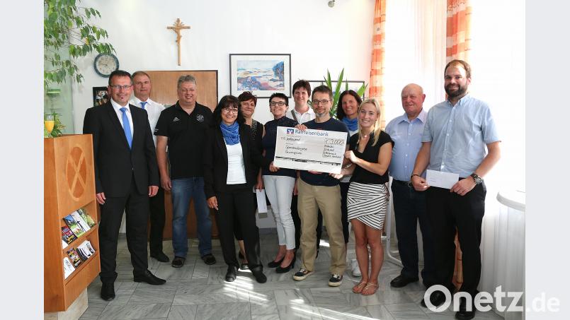 Der Vorstand der Raiffeisenbank Oberpfalz Nord-West, Joachim Geyer (links), sowie die Geschäftsstellenleiter Stefan Bader (Zweiter von links), Rita Kunz (Vierte von links) und Bankmitarbeiterin Diana Biersack (Vierte von rechts) übergaben aus dem Erlös des Gewinnsparens Spenden an die Vereinsvertreter, (von links) Helmut-Stefan Neugirg, Karin Krenkel, Edeltraud Kaßeckert, Andrea Winkler, Robert Janko, Anja Schultes, Erwin Bächer und Johannes Härtl. bsc