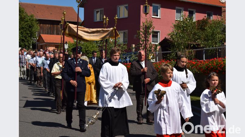 Zahlreiche Gläubige aus Nah und Fern beteiligten sich an der eucharistischen Prozession durch den Ort. bnr