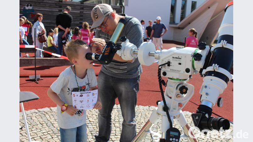 Ein Blick durch den “Sky Watcher” bringt viele Kinder zum Staunen. mri