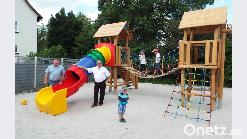 Bürgermeister Josef Reindl und Klaus Kittler vom Bauamt besichtigen den Spielplatz am Vitusheim. e