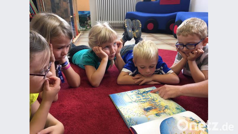 Diana Bock stellt den Kindern ein Buch vor. jub