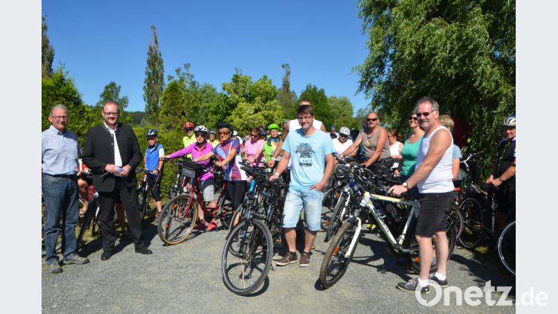 Landrat Andreas Meier (Zweiter von links) und Irchenrieths Bürgermeister Josef Hammer (links) schicken die Radler bei bestem Wetter pünktlich um 10 Uhr auf die 47 Kilometer lange Wegstrecke.  Es geht nicht um Tempo und Zeit sondern um gemütliches Radeln. dob