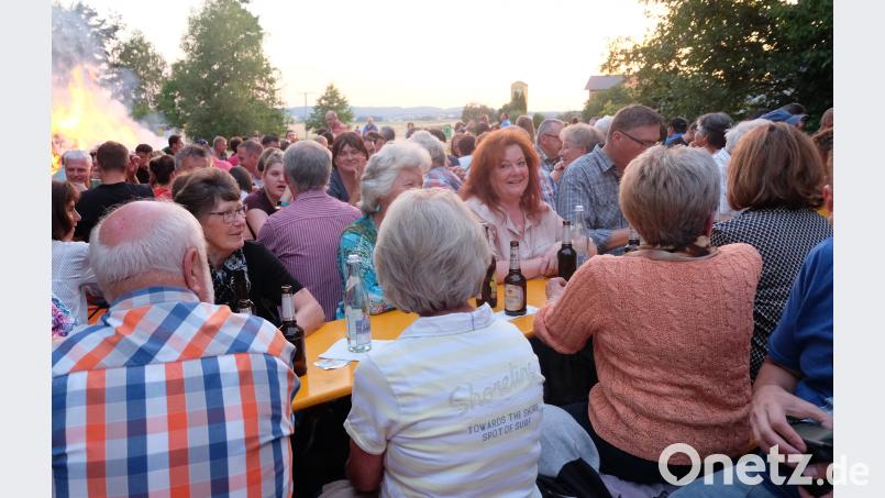 Geselligkeit wurde groß geschrieben beim Johannisfeuer der KLJB Stulln. ohr