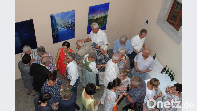 Das Rathausfoyer konnte die Besucher der Vernissage zur Ausstellung des Neustädter Malers Ernst Umann zum Thema &quot;Meine Stadt&quot; kaum fassen. In die elf Werke hat er viel Persönliches, Gefühle und Visionen gelegt. prh