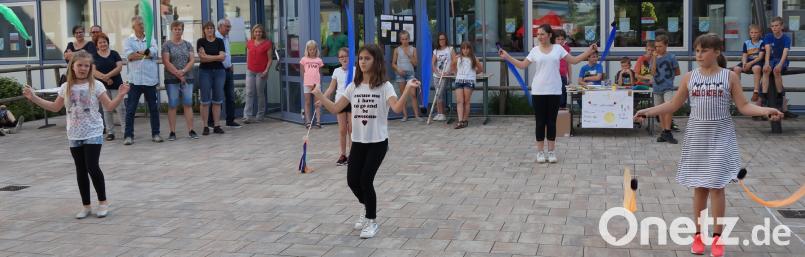 Mit einer kleinen Poi-Show unterhielten Mädchen der 5. Klasse. weu