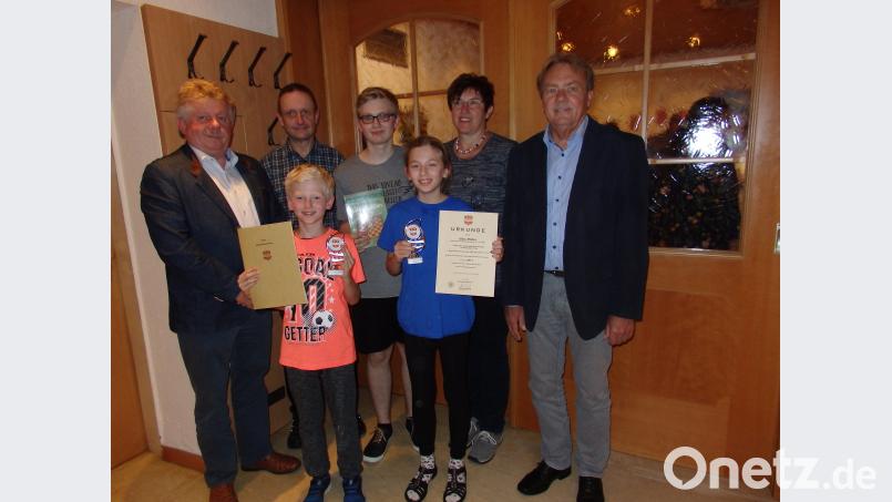 Die erfolgreichen Nachwuchstalente im Schachclub: Milo und Alina Mülle (vorne), Spieler des Jahres Philipp Denk (Mitte) mit Jugendleiter Stefan Simmerl (hinten, Zweiter von links) und Vertretern der Stadt. (Vize-Bürgermeister Erich Sperber (links), Werner Sauer (rechts) und Rosi Witt (Zweite von .rechts). wrt