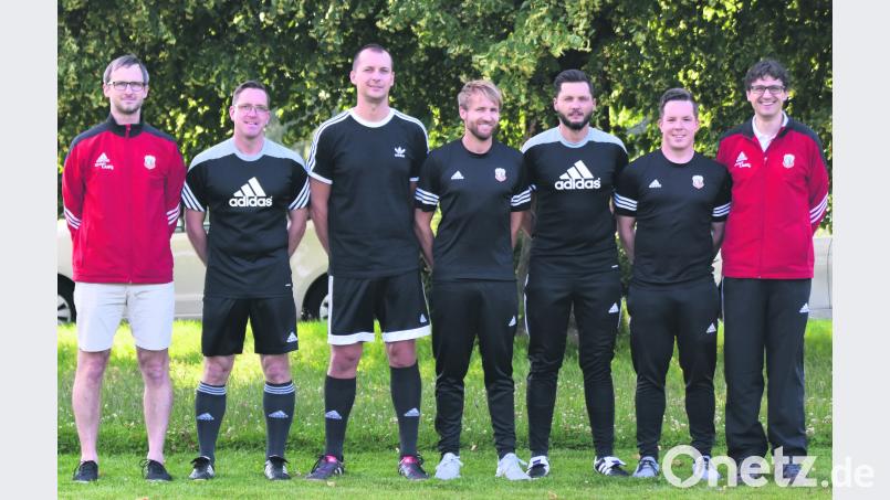 Die SpVgg Vohenstrauß setzt auf ein neu formiertes Trainerteam: (von links) Sportlicher Leiter Markus Wildenauer, Bernd Reil (Trainer SpVgg II), Matthias Müller (Trainer SpVgg I), Michael Singer (Trainer SpVgg III), Daniel Kederer (Torwarttrainer), Sascha Haberkorn (Trainer III) und Vorsitzender Uli Münchmeier. bäh
