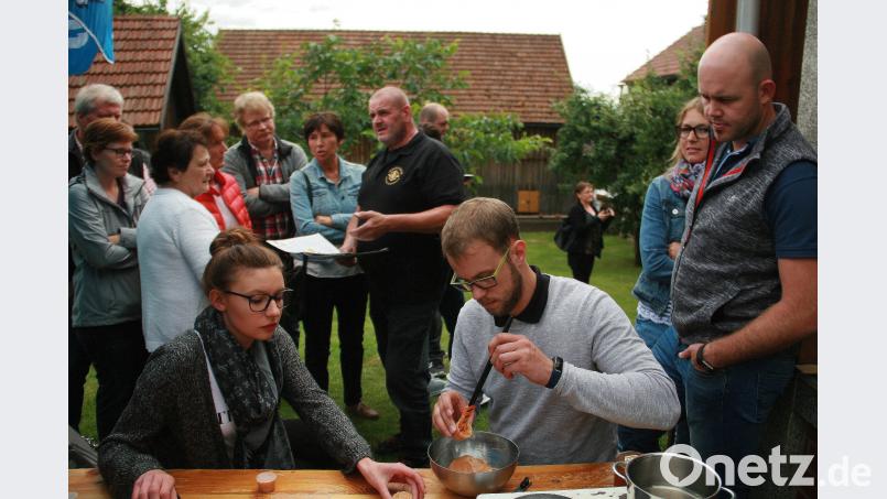 „Propoliscreme wird gerne gekauft“, lobt Vorsitzender Hubert Greil (im Hintergrund) die Vorzüge des Naturproduktes, das vorne am Tisch soeben hergestellt und abgefüllt wird. wro