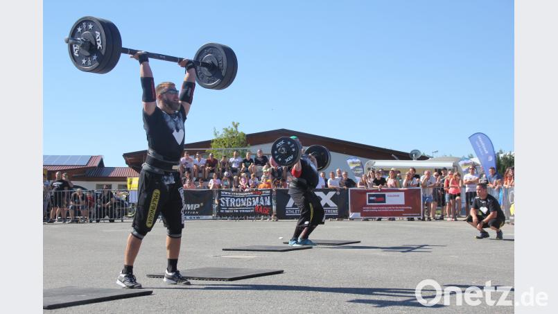 Der linke Athlet hat die 100 Kilo-Achse souverän gestemmt, der Rechte hat noch zu kämpfen. Fröhlich, Christof [FRD] (<a href=