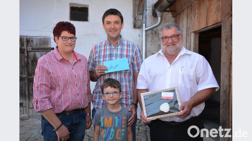 Andreas Ringlstetter (Mitte) ist das 1300. Mitglied im Verein "Oberpfälzisches Bauernmuseum Neusath-Perschen e.V."   Armin Schärtl  und  Kerstin Ehemann hießen  das Neumitglied   willkommen. Mit im Bild Ringlstetters Sohn Johannes. eya