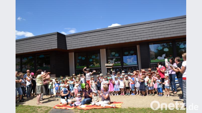Die Kindergartenkinder mit ihren Erzieherinnen blickten mit dem Lied auf das Heimatfest zurück.  Bild: gi gi