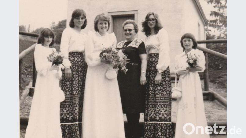 Die Festdamen bei der Kapelleneinweihung vor 40 Jahren mit Barbara Wartha, der Ehefrau von Franz Wartha. Privat